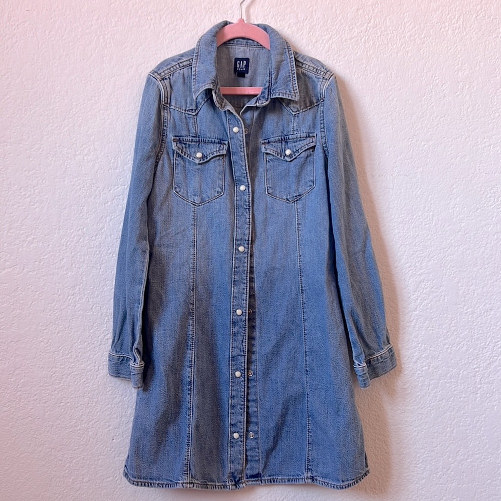 EUC GAP Girls Denim Dress with cute stud button details. Size M